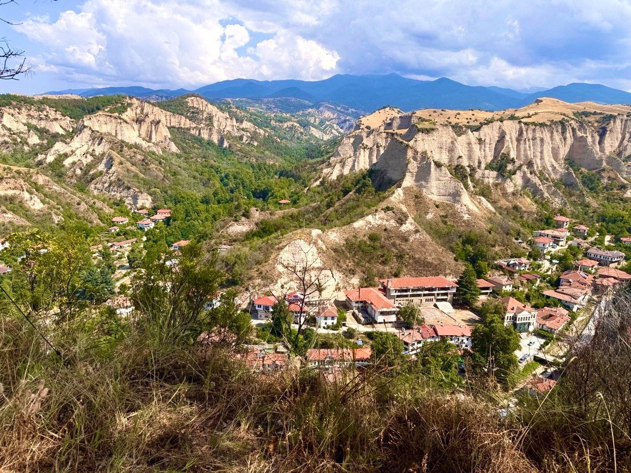 Панорама_Мелник Панорама над град Мелник през лятото, пясъчни хълмове със зеленина и малко къщи във Възрожденски стил